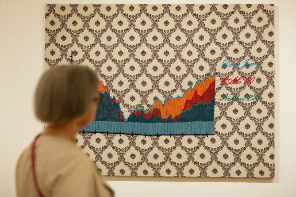 Vrouw voor kunstwerk gemaakt van textiel