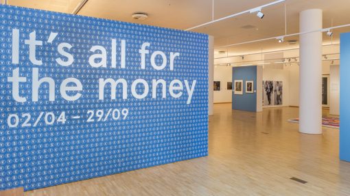 Wand in kunsthal met tekst It's all for the money